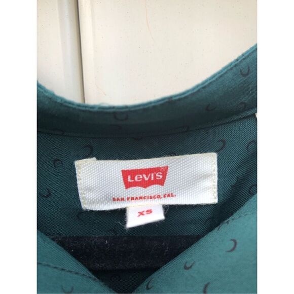 Levi’s Women's Size Extra Small (ES) Button Shirt Green with Black Moon Shapes - Picture 6 of 6